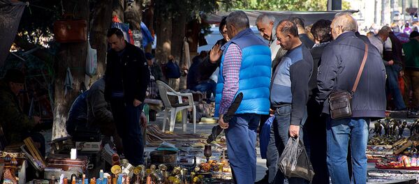 Торговля антиквариатом и старыми вещами на Сухом мосту Торговля антиквариатом и старыми вещами на Сухом мосту - Sputnik საქართველო