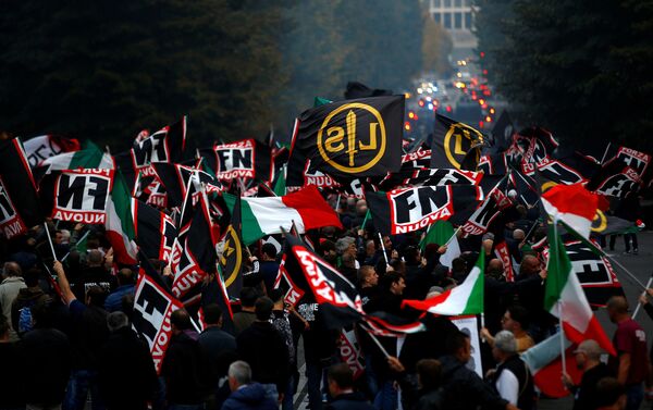 В Риме прошел марш сторонников ультраправой партии Новая сила, акция состоялась в память о 95-летии прихода к власти лидера Национальной фашистской партии (НФП), диктатора Бенито Муссолини - Sputnik Грузия