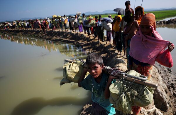 Беженцы рохинджа отправляются в лагерь беженцев после пересечения границы Бангладеш-Мьянма в Палонг-Хали - Sputnik Грузия