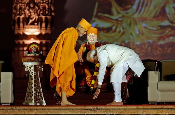 Премьер-министр Индии Нарендра Моди касается ног святого во время празднования серебряного юбилея храма Акшардхама в Гандинагаре, Индия - Sputnik Грузия