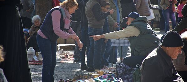 Торговля антиквариатом и старыми вещами на Сухом мосту - Sputnik Грузия