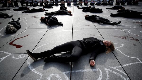 Сторонники PETA (Люди за этичное отношение к животным) лежат на тротуаре рядом с музеем современного искусства Центра Помпиду для повышения осведомленности о Всемирном веганском дне в Париже, Франция - Sputnik Грузия