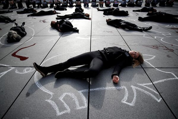 Сторонники PETA (Люди за этичное отношение к животным) лежат на тротуаре рядом с музеем современного искусства Центра Помпиду в рамках акции для повышения осведомленности о Всемирном веганском дне в Париже, Франция - Sputnik Грузия