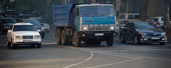Самосвал КАМАЗ и легковые автомобили на улицах столицы Грузии Самосвал КАМАЗ и легковые автомобили на улицах столицы Грузии - Sputnik საქართველო