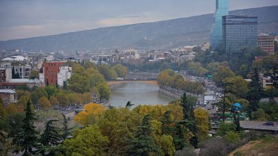 Вид на центр Тбилиси - набережную и отели Biltmore и Radisson