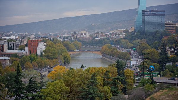 Вид на центр Тбилиси - набережную и отели Biltmore и Radisson - Sputnik Грузия