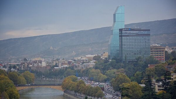 Вид на центр Тбилиси - набережную и отели Biltmore и Radisson - Sputnik Грузия