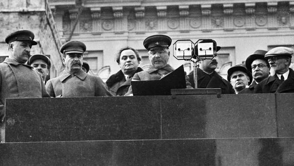 Руководители СССР наблюдают за парадом с трибуны Мавзолея - Sputnik Грузия