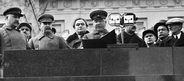 Руководители СССР наблюдают за парадом с трибуны Мавзолея - Sputnik Грузия