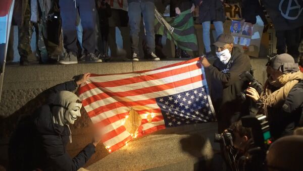Активисты Anonymous сожгли флаг США в Лондоне - Sputnik Грузия