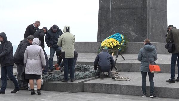Неизвестные в Киеве залили цементом мемориал Вечный огонь - Sputnik Грузия