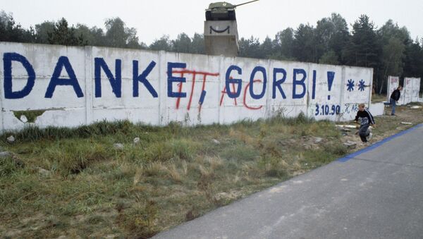На стене надпись Спасибо, Горби!. - Sputnik Грузия