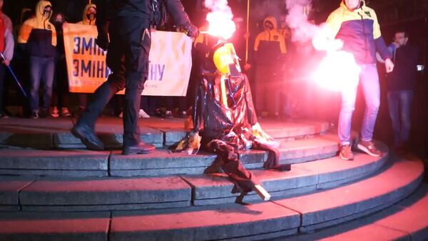 Националисты сожгли чучело Ленина в Киеве - Sputnik Грузия
