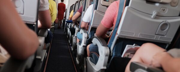 სტიუარდესა და მგზავრები თვითმფრინავის სალონში სტიუარდესა და მგზავრები თვითმფრინავის სალონში - Sputnik საქართველო