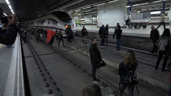 В Барселоне протестующие заблокировали железнодорожную станцию - Sputnik Грузия