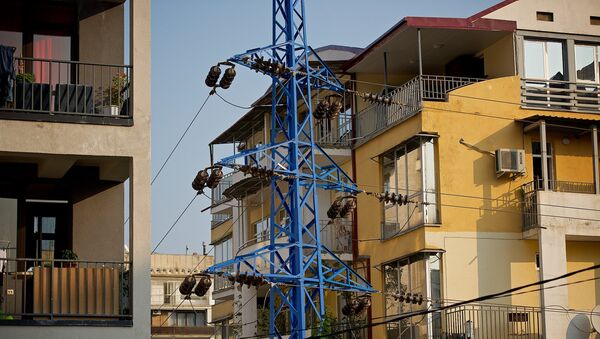 Высоковольные линии электропередач в жилом квартале - Sputnik Грузия