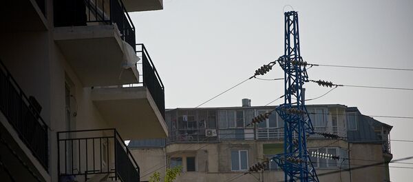 Высоковольные линии электропередач в жилом квартале - Sputnik Грузия