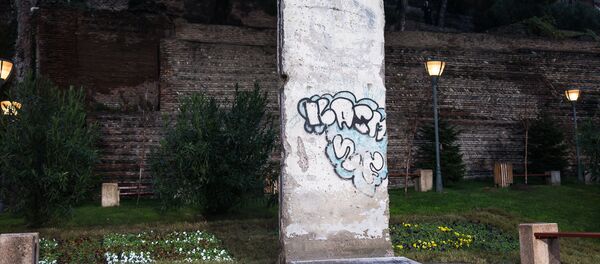 Фрагмент Берлинской стены в Тбилиси - Sputnik Грузия