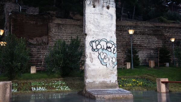 Фрагмент Берлинской стены в Тбилиси - Sputnik Грузия