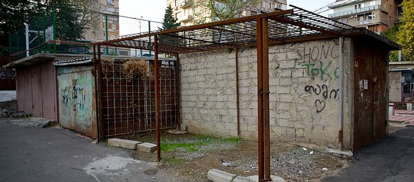 Недостроенные гаражи во дворе жилого дома - Sputnik Грузия