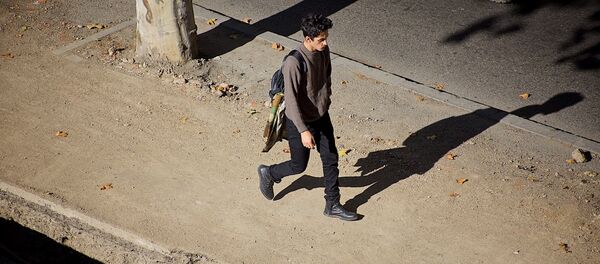 მოზარდი თბილისის ქუჩაზე მიდის მოზარდი თბილისის ქუჩაზე მიდის - Sputnik საქართველო