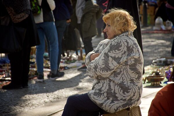 Женщина торгующая антиквариатом, на блошином рынке на Сухом мосту - Sputnik Грузия