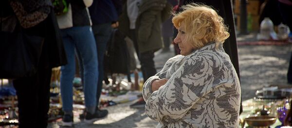 ანტიკვარიატით მოვაჭრე ქალი მშრალ ხიდზე ანტიკვარიატით მოვაჭრე ქალი მშრალ ხიდზე - Sputnik საქართველო