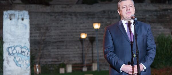 ევროპის მოედანზე ბერლინის კედლის ფრაგმენტი დაამონტაჟეს ევროპის მოედანზე ბერლინის კედლის ფრაგმენტი დაამონტაჟეს - Sputnik საქართველო