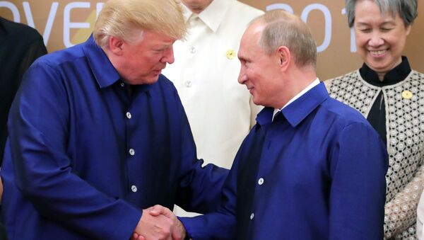 Президент РФ Владимир Путин и президент США Дональд Трамп (слева) на церемонии совместного фотографирования - Sputnik Грузия