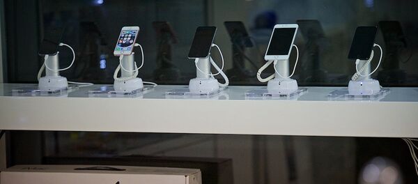 Мобильные устройства на витрине магазина Apple - Sputnik Грузия
