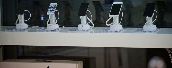 Мобильные устройства на витрине магазина Apple Мобильные устройства на витрине магазина Apple - Sputnik Грузия