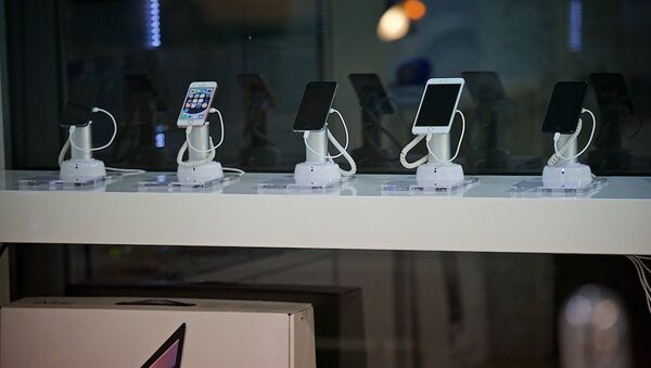 Мобильные устройства на витрине магазина Apple - Sputnik Грузия