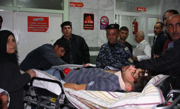 Родственники одного из погибших стоят у тела покойного в клинике города Сулеймания в Ираке - Sputnik Грузия