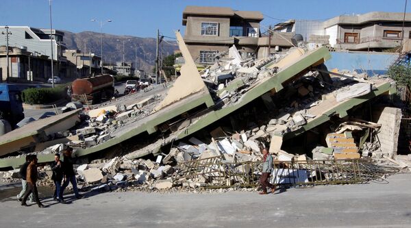 Сильное землетрясение буквально сносило с лица земли целые строения. На фото - разрушенный дом в городе Дарбандихан в Ираке - Sputnik Грузия