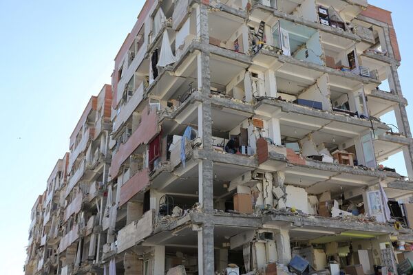 Одно из многих жилых зданий, которые были сильно разрушены землетрясением в городе Сарпол-е Захаб в Иране - Sputnik Грузия