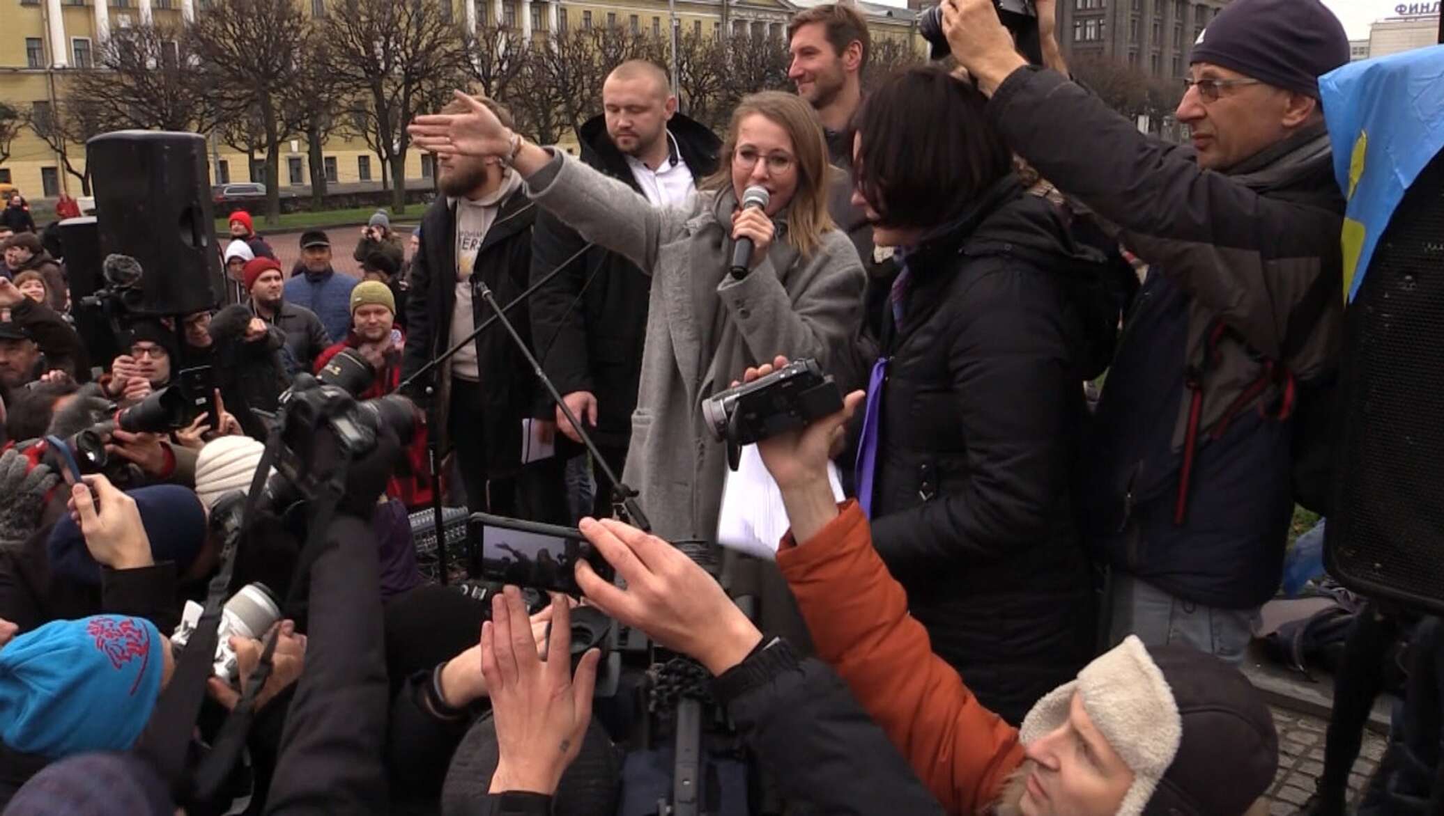Покушение на собчак сегодня. Собчак Навальный Болотная площадь. Собчак на Болотной. Собчак на митинге.