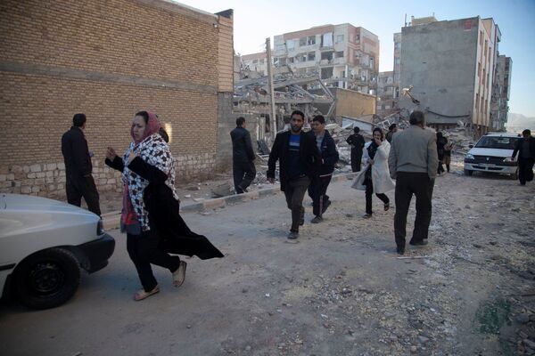 В результате катастрофы без жилья остались около 70 тысяч местных жителей. На фото - люди на улицах города Сарпол-е Захаб в Иране после землетрясения - Sputnik Грузия