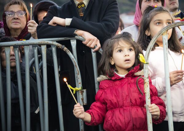 В День поминовения ста тысяч мучеников в разных районах Тбилиси верующие также проводят шествия - они несут иконы и из разных концов города направляются к Метехскому мосту - Sputnik Грузия