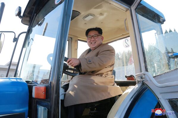 ჩრდილოეთ კორეის ლიდერი კიმ ჩენ ინი განკარგულებებს გასცემს ტრაქტორების მწარმოებელ კომპანიაში Kumsong - Sputnik საქართველო