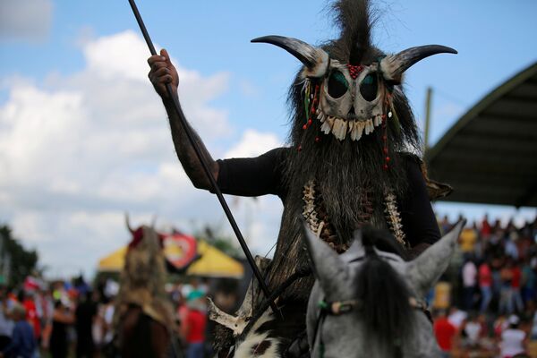 Один из участников костюмированного представления принимает участие в традиционном фольклорном фестивале в Сан Мартине, Колумбия - Sputnik Грузия