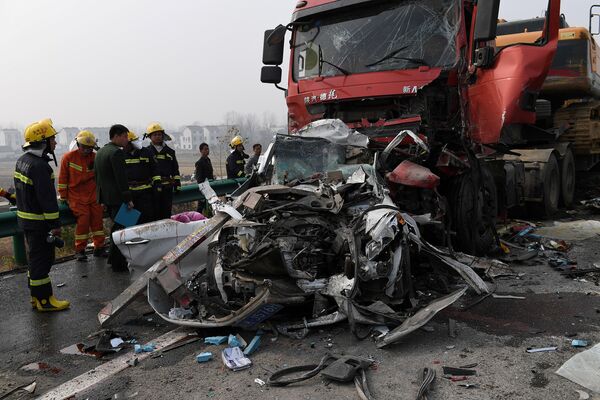 В провинции Аньхой в Китае произошло крупное ДТП на скоростной автотрассе. На фото - пожарные работают на месте аварии - Sputnik Грузия