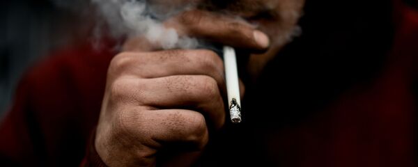 Мужчина курит сигарету - Sputnik Грузия
