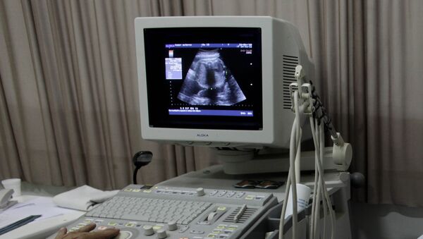 Изображение на экране монитора аппарата УЗИ во время обследования беременной женщины, фото из архива - Sputnik Грузия