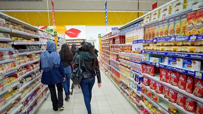 Покупатели в продуктовом магазине