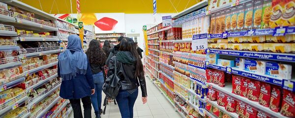 Покупатели в продуктовом магазине - Sputnik Грузия
