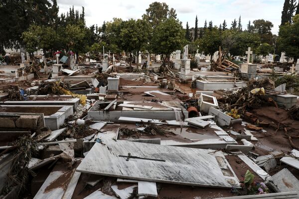 Ливни и грозы идут в Греции с начала недели. Дожди затопили города Мандра, Магула, Неа-Перамос, Элефсина и Аспропиргос. На фото -  затопленное кладбище города Мандра, к западу от Афин - Sputnik Грузия
