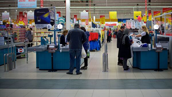 Покупатели у касс гипермаркета - Sputnik Грузия