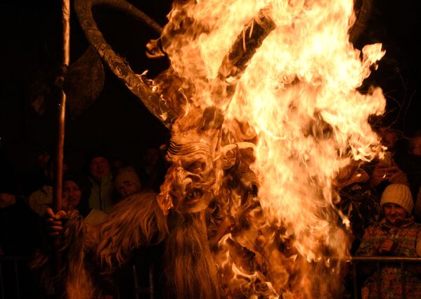 Человек в сатанинском костюме выступает во время шоу Крампуса в Горикане, Словения - Sputnik Грузия