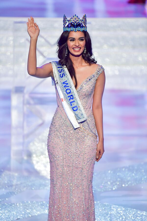 Мисс Индия Мануши Чхиллар идет по сцене с короной самой красивой девушки планеты после победы в конкурсе Мисс Мира в Санье, провинция Хайнань, Китай - Sputnik Грузия