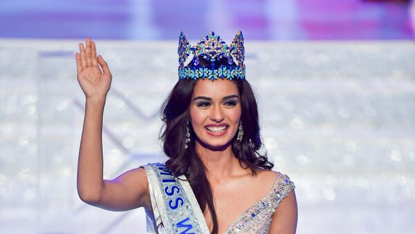 Мисс Индия Мануши Чхиллар идет по сцене с короной самой красивой девушки планеты после победы в конкурсе Мисс Мира в Санье, провинция Хайнань, Китай - Sputnik Грузия